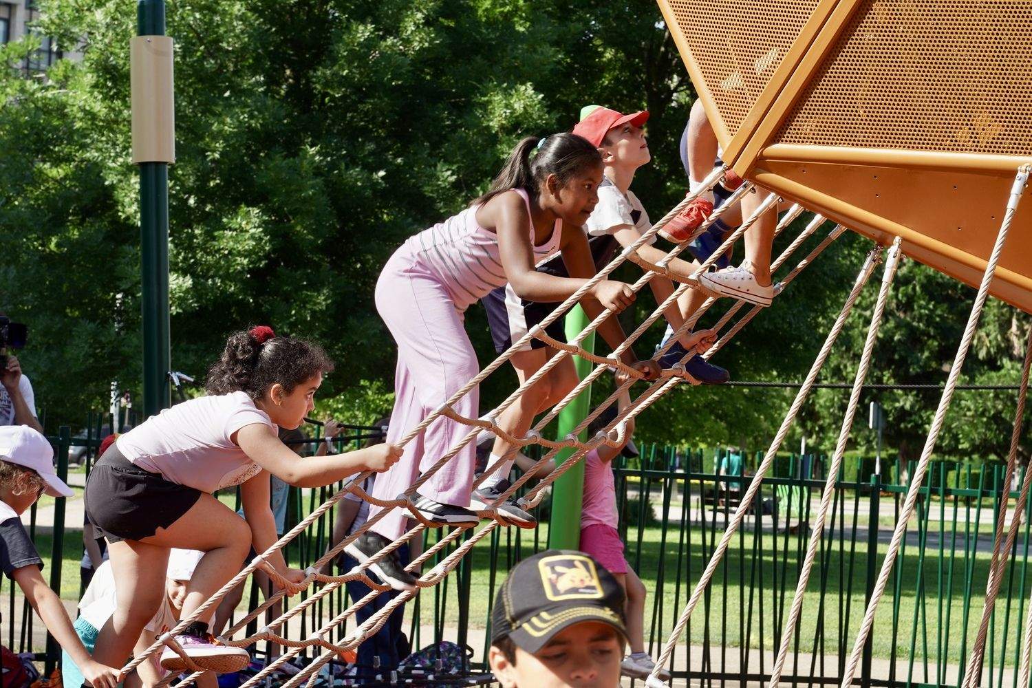 El alcalde de León, José Antonio Diez, visita el parque infantil del león gigante de la explanada Pendones Leoneses | Campillo / ICAL