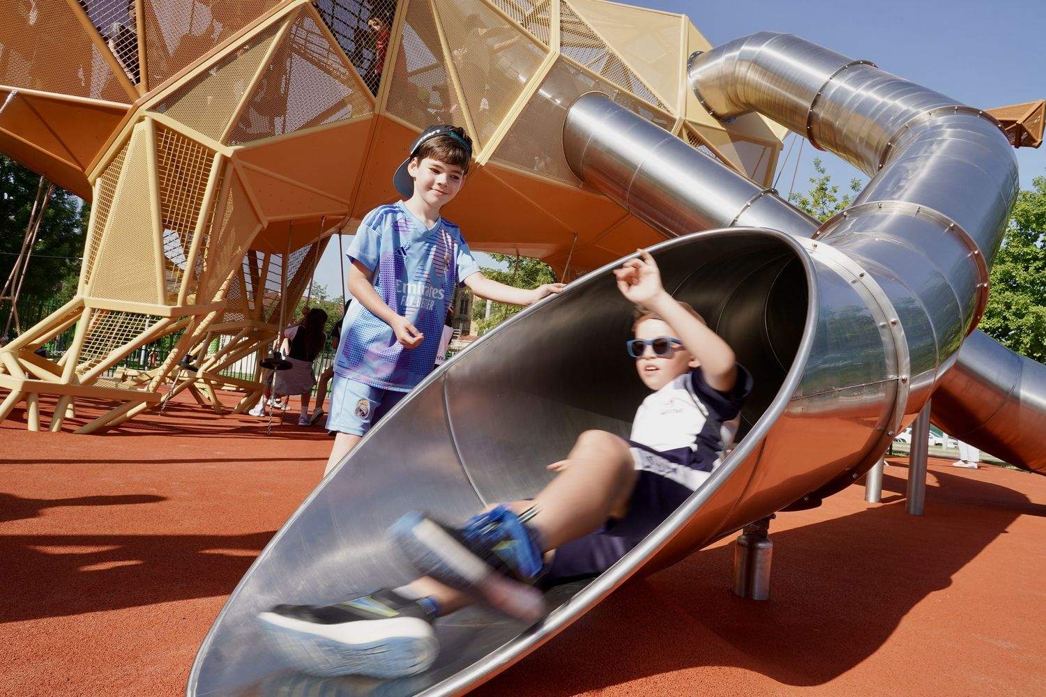 El alcalde de León, José Antonio Diez, visita el parque infantil del león gigante de la explanada Pendones Leoneses | Campillo / ICAL