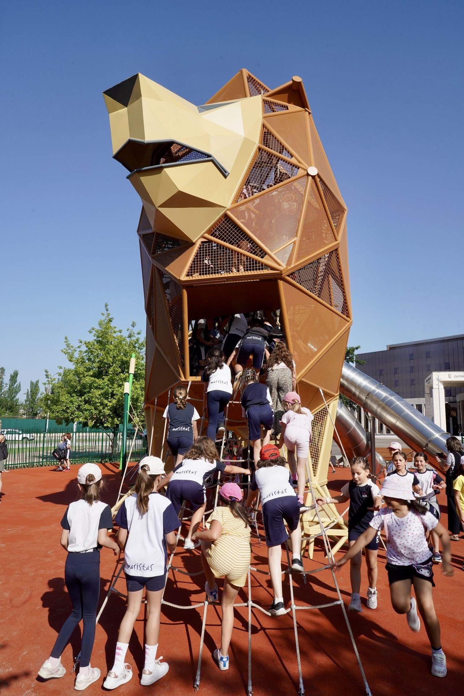 El alcalde de León, José Antonio Diez, visita el parque infantil del león gigante de la explanada Pendones Leoneses | Campillo / ICAL