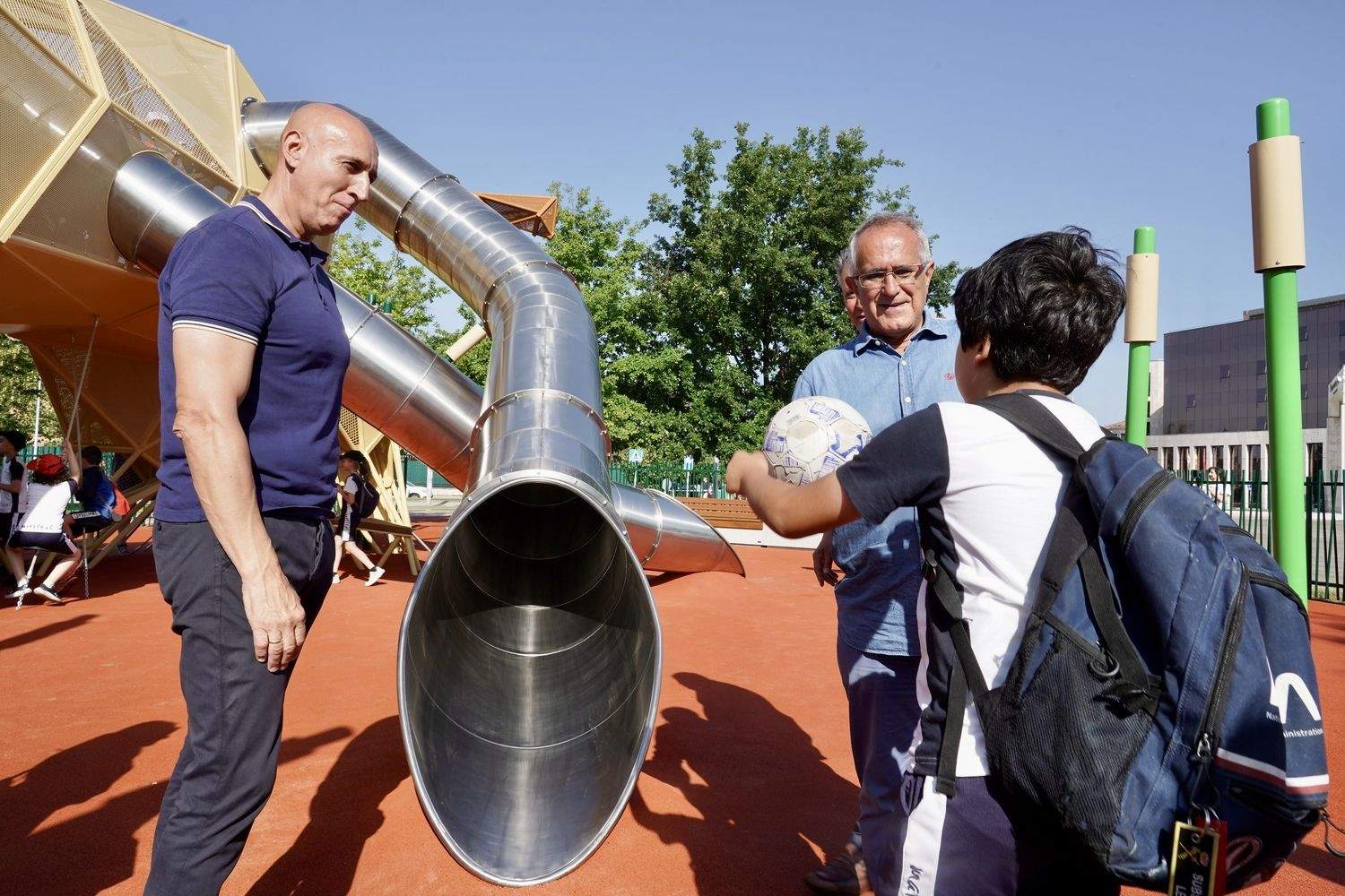 El alcalde de León, José Antonio Diez, visita el parque infantil del león gigante de la explanada Pendones Leoneses | Campillo / ICAL