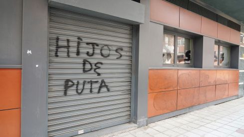 La sede del PSOE leonés amanece con pintadas en su fachada y varios cristales rotos | Campillo / ICAL