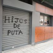 La sede del PSOE leonés amanece con pintadas en su fachada y varios cristales rotos | Campillo / ICAL
