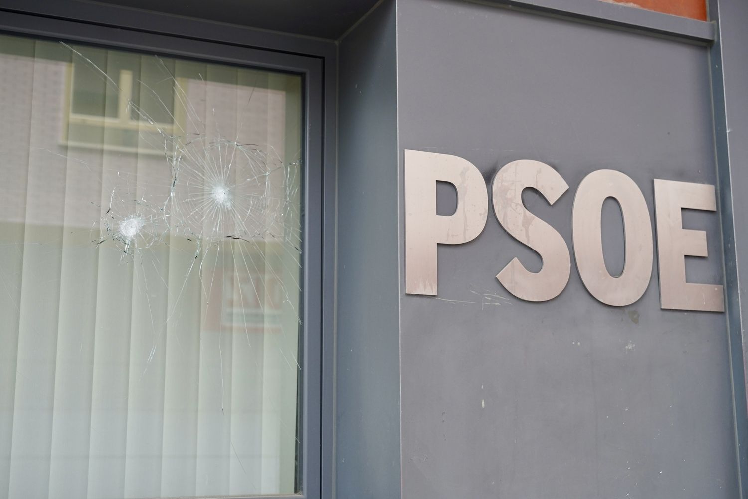 La sede del PSOE de León amanece con pintadas en su fachada y varios cristales rotos | Campillo / ICAL
