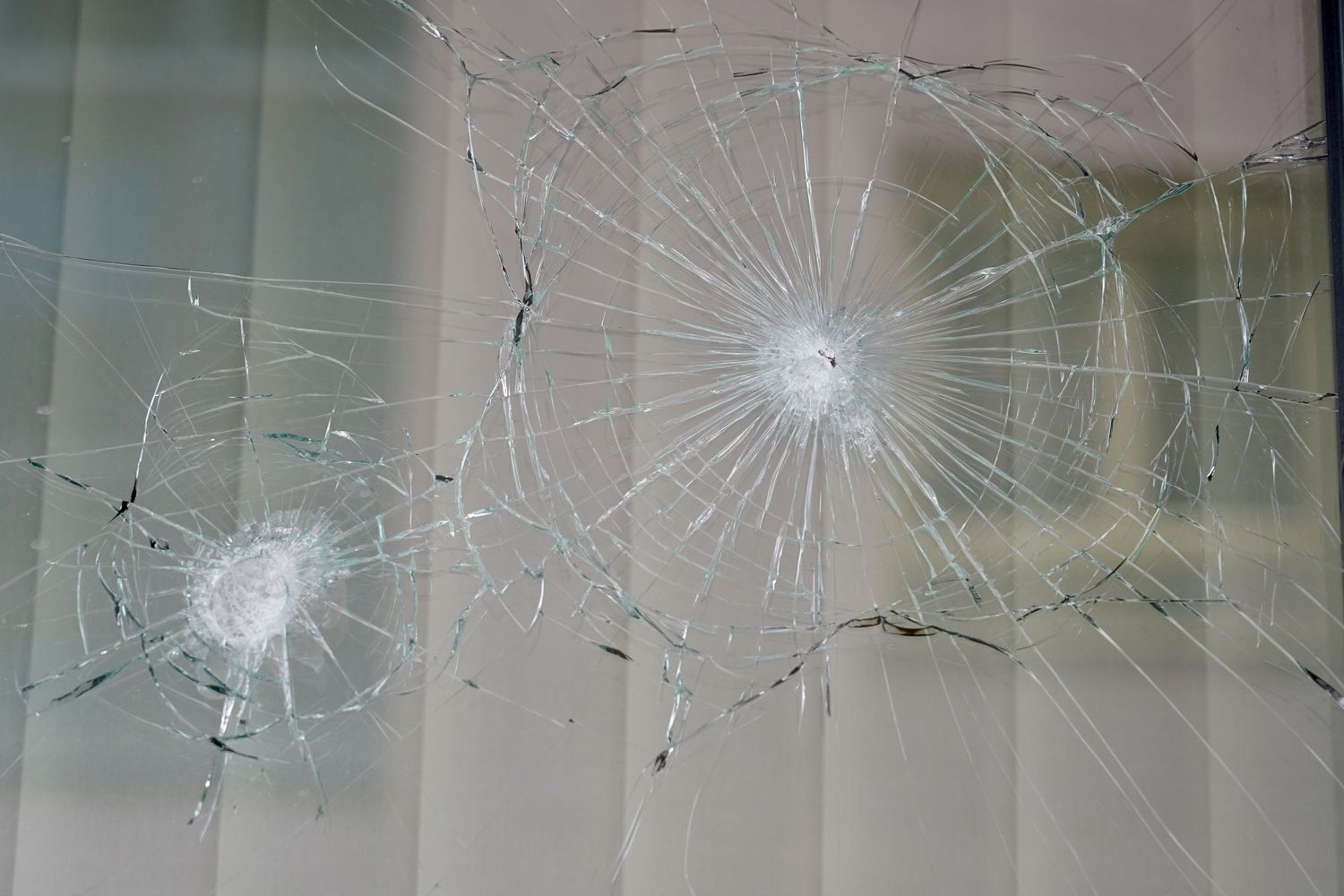 La sede del PSOE de León amanece con pintadas en su fachada y varios cristales rotos | Campillo / ICAL