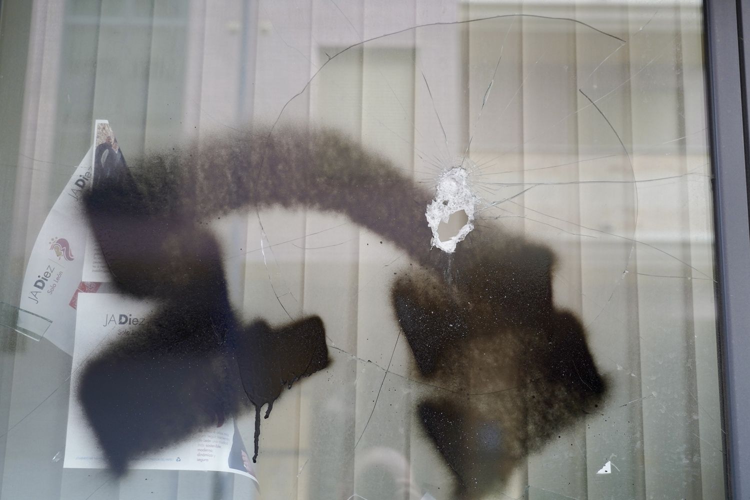 La sede del PSOE de León amanece con pintadas en su fachada y varios cristales rotos | Campillo / ICAL