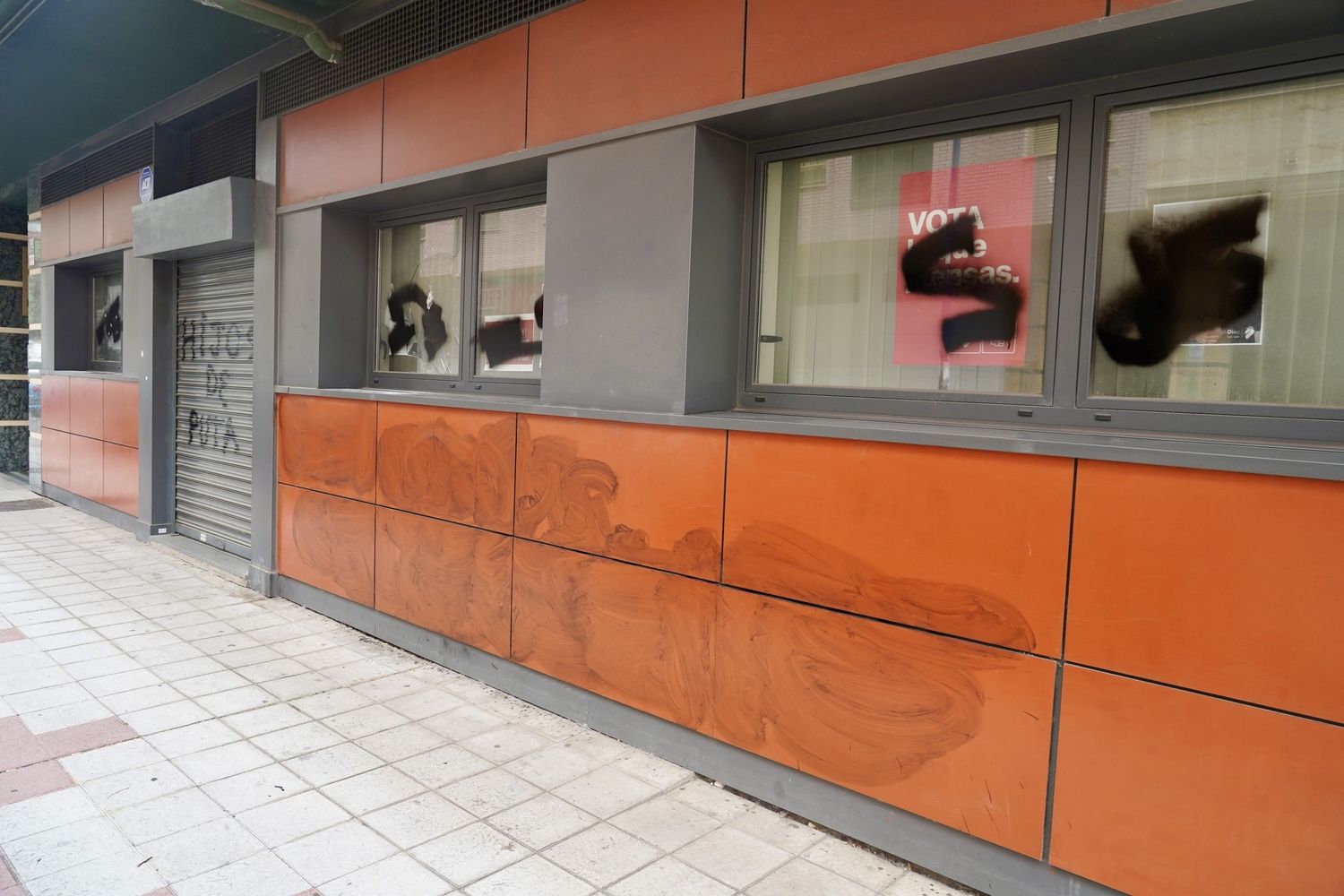 La sede del PSOE de León amanece con pintadas en su fachada y varios cristales rotos | Campillo / ICAL
