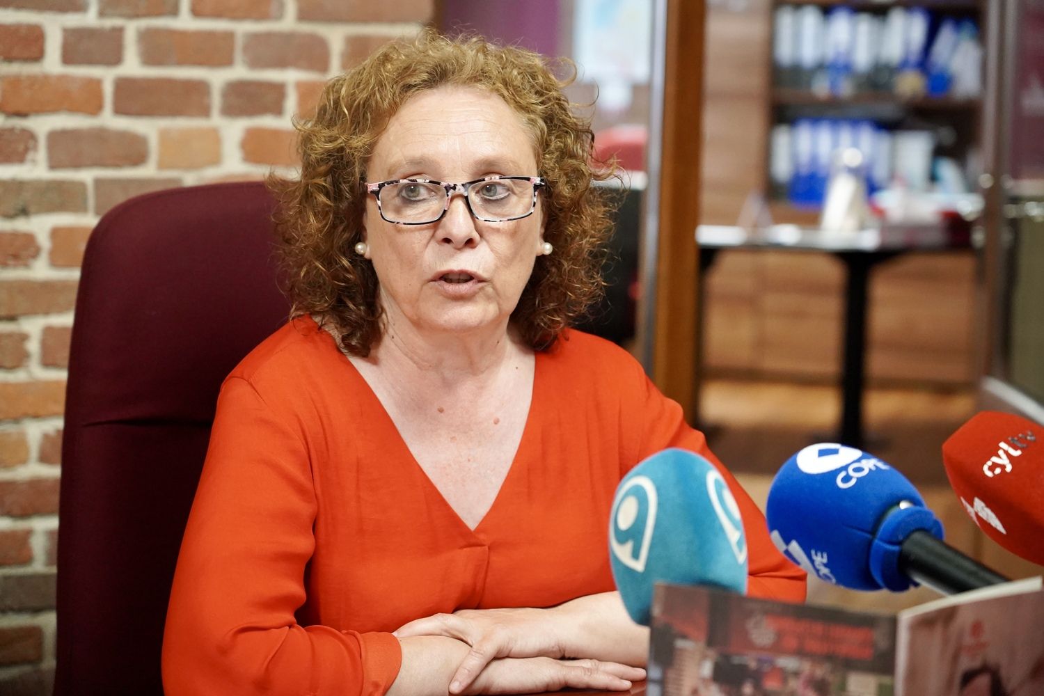 Cáritas León presenta la Memoria de actividad del pasado año, con la presencia del obispo Luis Ángel de las Heras, la directora de la entidad, Aurora Baza, y el delegado, Francisco José Pérez | Campillo / ICAL