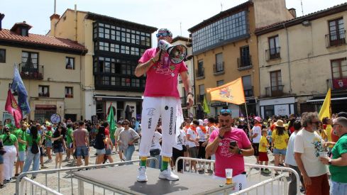 Las peñas llenan León de color, música y fiesta