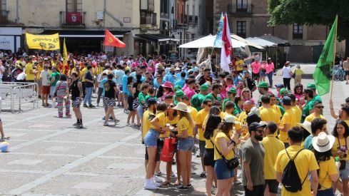Las peñas llenan León de color, música y fiesta
