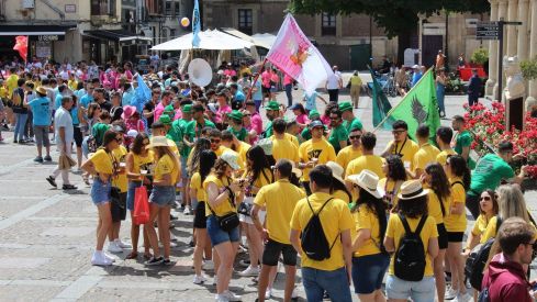 Las peñas llenan León de color, música y fiesta