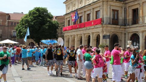 Las peñas llenan León de color, música y fiesta