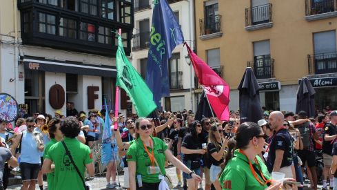 Las peñas llenan León de color, música y fiesta