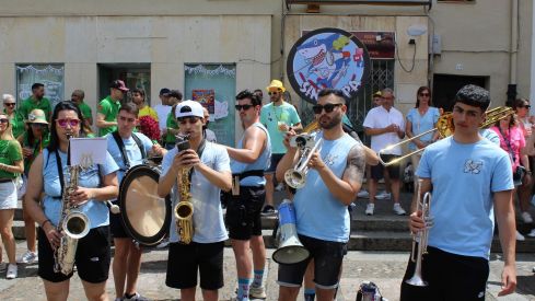 Las peñas llenan León de color, música y fiesta