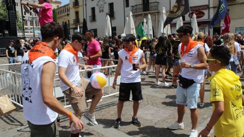 Las peñas llenan León de color, música y fiesta