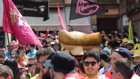 Las peñas llenan León de color, música y fiesta