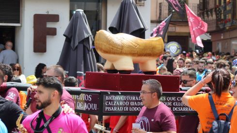 Las peñas llenan León de color, música y fiesta