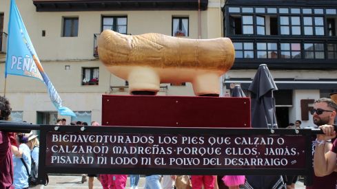 Las peñas llenan León de color, música y fiesta