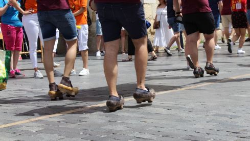 Las peñas llenan León de color, música y fiesta