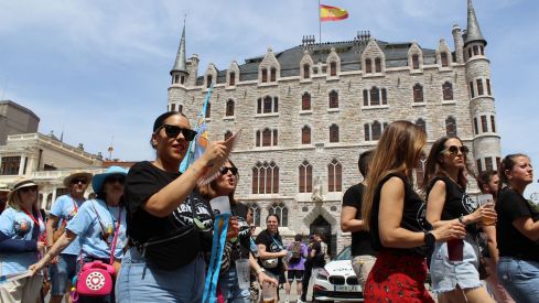 Las peñas llenan León de color, música y fiesta