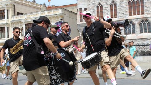 Las peñas llenan León de color, música y fiesta
