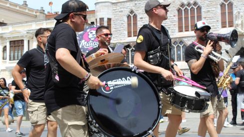 Las peñas llenan León de color, música y fiesta