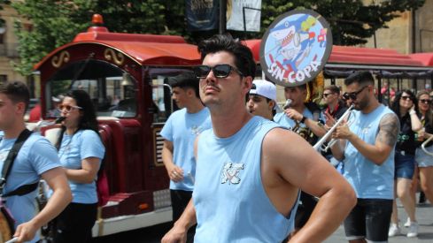 Las peñas llenan León de color, música y fiesta