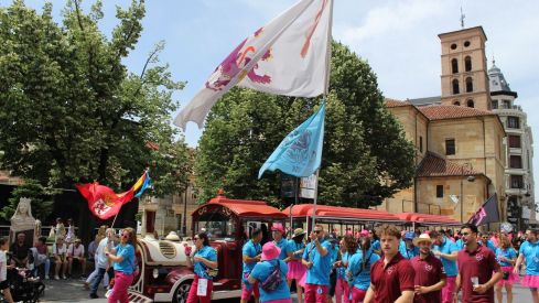 Las peñas llenan León de color, música y fiesta