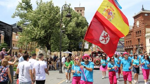Las peñas llenan León de color, música y fiesta