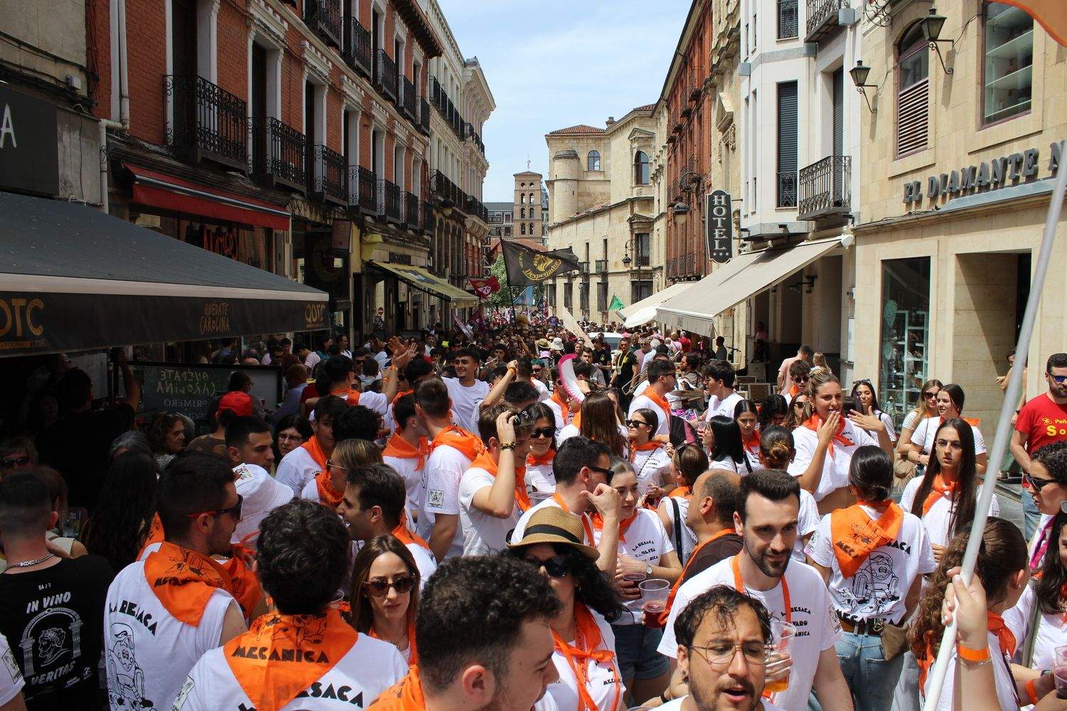 Más de 1.800 personas llenan León de color, música y fiesta con el Día de las Peñas