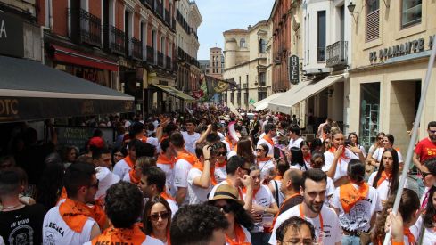 Más de 1.800 personas llenan León de color, música y fiesta con el Día de las Peñas