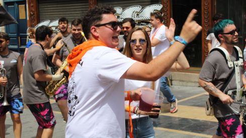 Las peñas llenan León de color, música y fiesta