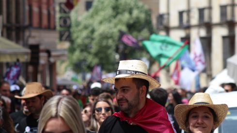 Las peñas llenan León de color, música y fiesta