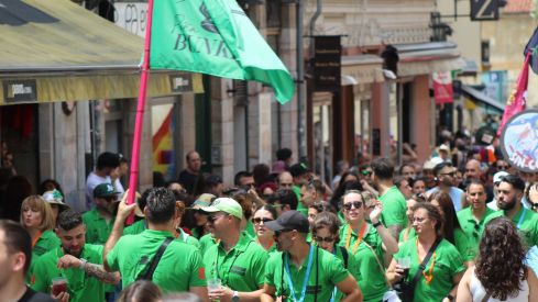 Las peñas llenan León de color, música y fiesta