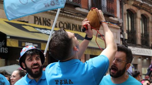 Las peñas llenan León de color, música y fiesta