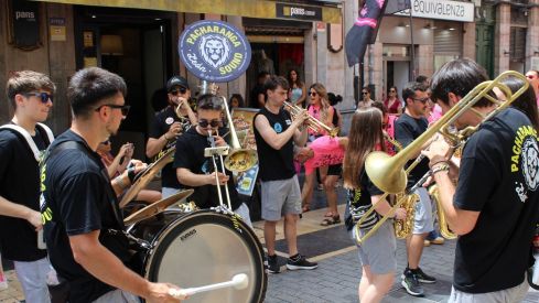 Las peñas llenan León de color, música y fiesta