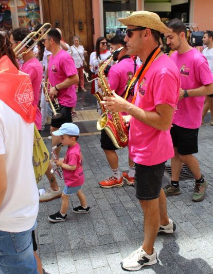 Las peñas llenan León de color, música y fiesta