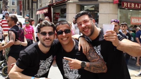 Las peñas llenan León de color, música y fiesta