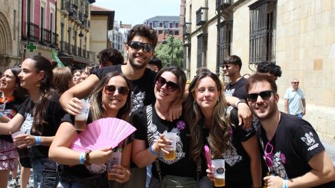 Las peñas llenan León de color, música y fiesta