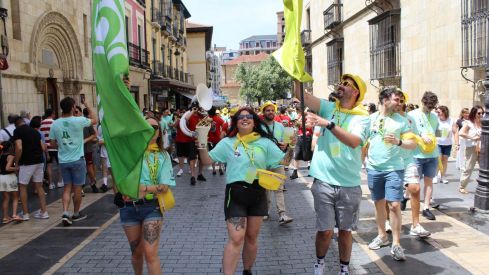 Las peñas llenan León de color, música y fiesta