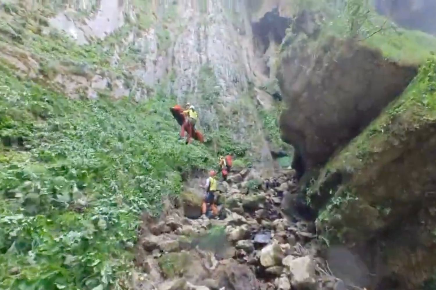 Trasladada al Hospital de León después de caer desde 6 metros haciendo rápel en las Cuevas de Valporquero