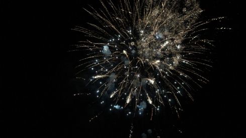Fuegos artificiales y la hoguera le ponen luz a la noche de San Juan en León | José Martín