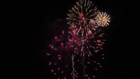 Fuegos artificiales y la hoguera le ponen luz a la noche de San Juan en León | José Martín