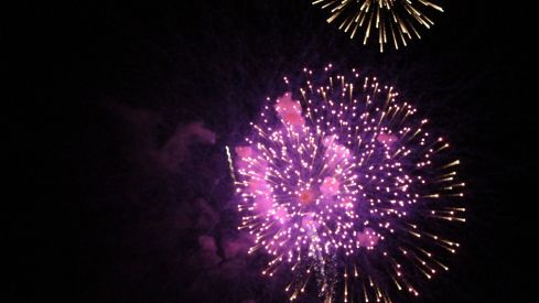 Fuegos artificiales y la hoguera le ponen luz a la noche de San Juan en León | José Martín