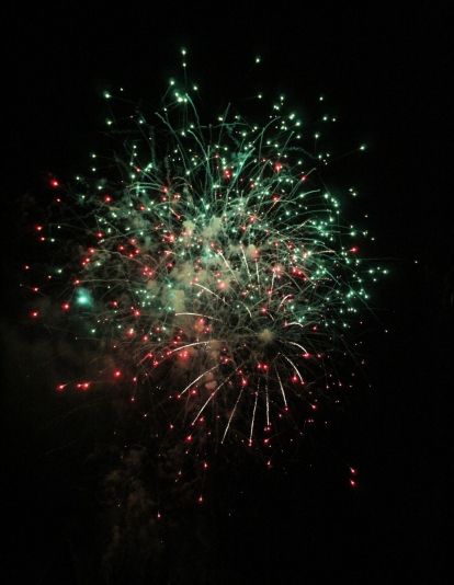 Fuegos artificiales y la hoguera le ponen luz a la noche de San Juan en León | José Martín