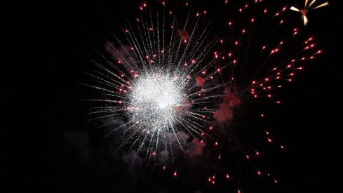 Fuegos artificiales y la hoguera le ponen luz a la noche de San Juan en León | José Martín