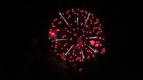 Fuegos artificiales y la hoguera le ponen luz a la noche de San Juan en León | José Martín