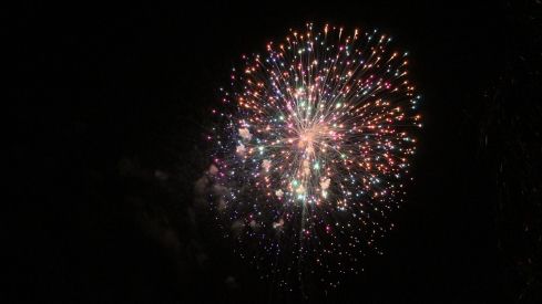 Fuegos artificiales y la hoguera le ponen luz a la noche de San Juan en León | José Martín