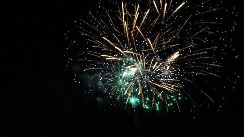 Fuegos artificiales y la hoguera le ponen luz a la noche de San Juan en León | José Martín