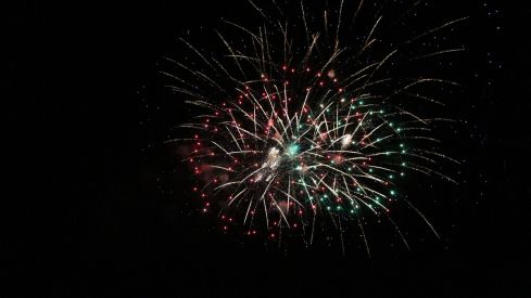 Fuegos artificiales y la hoguera le ponen luz a la noche de San Juan en León | José Martín