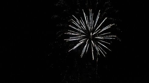 Fuegos artificiales y la hoguera le ponen luz a la noche de San Juan en León | José Martín